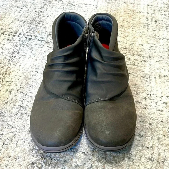 CLARKS Breeze Dusk Ankle Boot Womens 7 Olive Green Zippered Booties - Picture 4 of 11